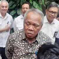 momen-menteri-basuki-cekikikan-tak-kuat-menahan-tawa-dengar--naturalisasi
