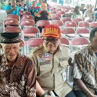 kodir-dan-mbah-diro-penyelamat-puluhan-siswa-hanyut-di-sungai-dapat-penghargaan