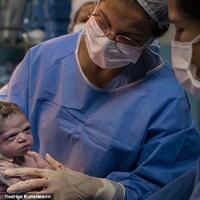 foto-bayi-baru-lahir-mukanya-gak-selaw-fotografer-ungkap-reaksi-sang-orangtua