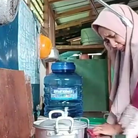 mak-dj-daster-menari-dan-bergaya-layaknya-dj-soda-asli-indonesia-nih
