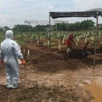 pemakaman-jenazah-suspect-corona-di-bekasi-petugas-pakai-masker