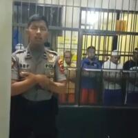 viral-polisi-bersuara-merdu-menjadi-imam-shalat-para-tahanan-netizen-meleleh