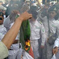 kecewa-tak-ditemui-pihak-kedubes-massa-fpi-bakar-bendera-india