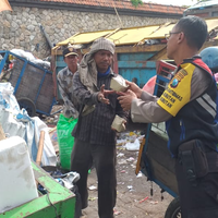 ini-bukan-pemungut-sampah-tapi-polisi-surabaya