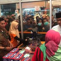 datangi-pasar-pramuka-anies-harap-operasi-pasar-bisa-turunkan-harga-masker