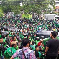 bentrok-driver-ojol-vs-debt-collector-di-jogja-dua-ojol-kena-bacok-satu-tertembak