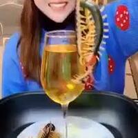 demi-viral-gadis-cantik-ini-makan-kelabang-raksasa