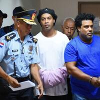 pemain-legenda-ronaldinho-dipenjara-bersama-saudaranya-karena-paspor-palsu