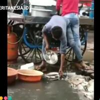 bikin-geger-pedagang-ini-cuci-piring-menggunakan-air-comberan-mau-coba-dagangannya