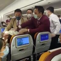 ditahan-di-pesawat-karena-corona-wanita-ini-sengaja-batuk-ke-pramugari