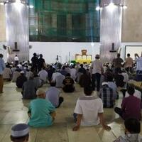 masjid-istiqlal-tak-sediakan-karpet-salat-jumat-jemaah-lupa-bawa-sajadah