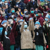 potret-bahagia-team-medis-dan-pasient-virus-covid-19-di-china-60ribu-orang-sembuh