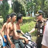 petugas--kenapa-bonceng-bertiga-dijawab--kalau-berempat-gak-muat-pak