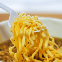 wanita-ini-alami-luka-bakar-serius-gegara-pramugari-tumpahkan-kuah-mie-ke-bahunya