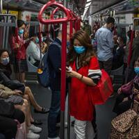 jorok-dan-bikin-marah-pria-ini-gosok-ludahnya-di-pegangan-kereta-videonya-viral