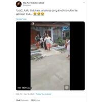 asyik-main-tiktok-emak-emak-senggol-bocah-hingga-quotnyemplungquot-selokan