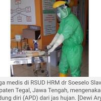 disorot-tenaga-medis-indonesia-pakai-jas-hujan-saat-rawat-pasien-corona