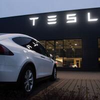 dampak-corona-karyawan-tesla-bikin-mobil-di-rumah-masa-sih