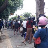 warga-denpasar-berkerumun-saat-pembagian-disinfektan-gratis