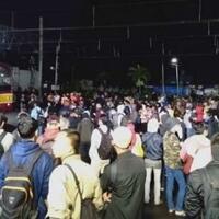penumpang-berjubel-parah-tak-ada-social-distancing-di-krl-pagi-ini