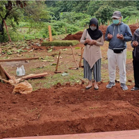 anak-pasien-meninggal-karena-corona-ini-makamkan-orangtua-tanpa-pelayat