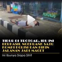 tiduran-di-trotoar-ibu-ini-berhasil-ngeprank-satu-kompi-polisi-dan-bikin-warga-panik