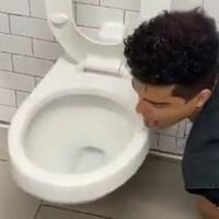 jangan-ditiru-pria-ini-positif-corona-usai-jilat-toilet-untuk-corona-virus-challenge