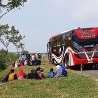 bus-bus-tak-bisa-masuk-tegal-yang-di-lockdown-penumpang-diturunkan-di-tepi-jalan-tol