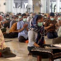 darurat-corona-tak-surutkan-warga-berikrar-mualaf-di-masjid