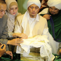 heboh-virus-corona-peziarah-tetap-padati-rumah-opick-lihat-rambut-nabi