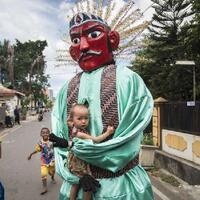 niat-hibur-diri-orang-ini-sukses-hibur-banyak-orang-karena-pakai-kostum-dinosaurus