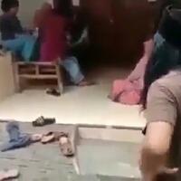 viral-langgar-aturan-social-distancing-emak-emak-dilempari-wajan-oleh-pak-rt