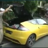 the-real-sultan-naik-honda-crz-pria-ini-bagi-bagi-beras-ke-tukang-becak