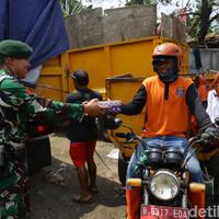 viral-reaksi-pria-pengangkut-sampah-saat-diberi-nasi-bungkus-buat-tertampar