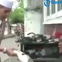 viral-sosok-dermawan-bermobil-mewah-bagi-beras-dan-uang-bukan-orang-sembarangan