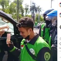 sultan-bermasker-di-alphard-bagi-bagi-duit-ke-ojol
