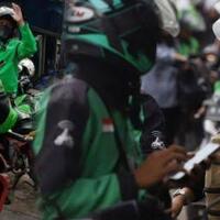 bikin-haru-mang-ojol-ini-lindungi-makanan-dari-semprotan-desinfektan