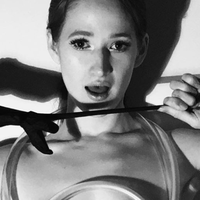 seniman-ini-buat-lukisan-pakai-anu-nya-dijual-seharga-rp-66-juta