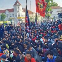 massa-pesilat-geruduk-polrestabes-surabaya-tuntut-pembunuh-anggotanya-ditangkap