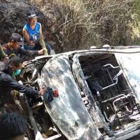 sopir-taksi-online-ugal-ugalan-sundul-pemotor-mobilnya-dibakar-massa