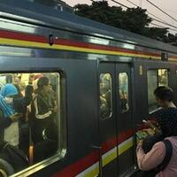 krl-dibatasi-penumpang-menumpuk-di-stasiun-bogor