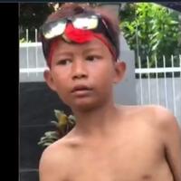 hidup-sendiri-dan-cari-makan-dari-rongsok-bocah-ini-bikin-netizen-terenyuh