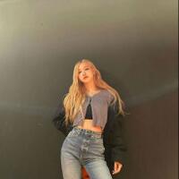 simpel-tapi-stylish-ini-5-gaya-rose-blackpink-pakai-crop-top