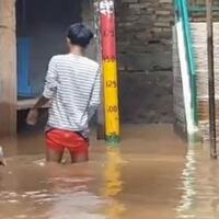 kali-ciliwung-meluap-rumah-warga-di-kebon-pala-terendam-banjir