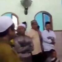 viral-video-warga-caci-maki-ustaz-di-dalam-masjid-warganet-tak-ada-akhlak