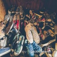 kanan-reni-dan-kiri-berdiri-di-atas-sepatu-sendiri