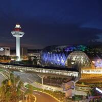 indahnya-suasana-bandara-changi-airport-saat-malam-hari