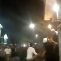 video-warga-ngamuk-di-depan-masjid-diduga-akibat-dilarang-salat-tarawih