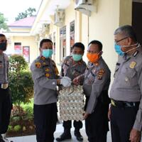 polisi-sergai-berikan-bantuan-100-goni-beras-dan-3000-butir-telur