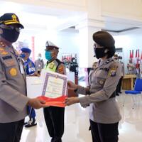 bripda-sartika-sondang-sinaga-mendapatkan-piagam-dari-kapolda-sumut